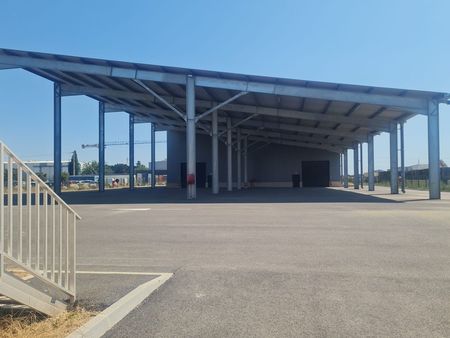 batiment industriel avec toiture de panneau photovoltaique et amenagement parcelle