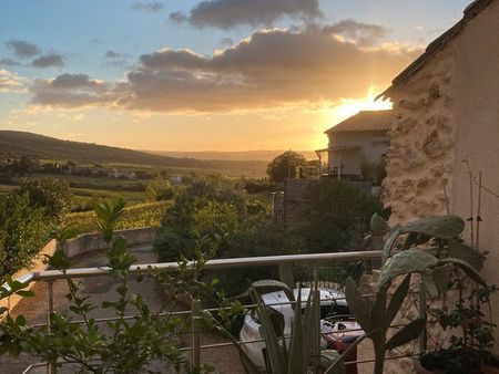 maison rénovée avec vue sur les collines