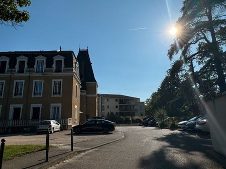 t4 rénové dans résidence de standing avec piscine