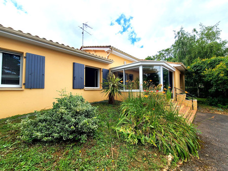 belle maison de plein pied avec terrasse et jardin clôturé a pleuville