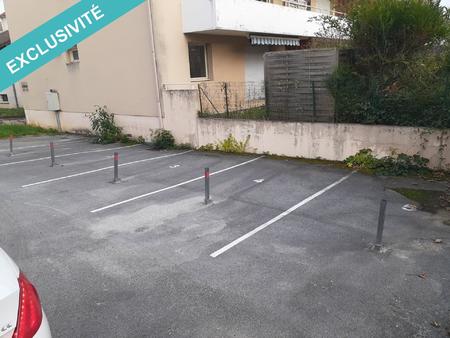 5 places de parking et 1 place de parking dans un garage