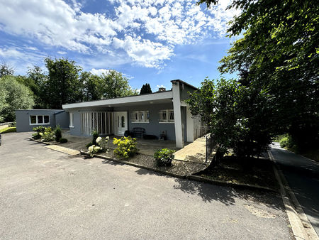 maison d'architecte de 225 m² sh de plain pied avec piscine sur 3000 m² de terrain au pied