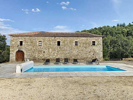 une bastide du 16ème siècle rénovée de 260 m2 hab.  aménagée