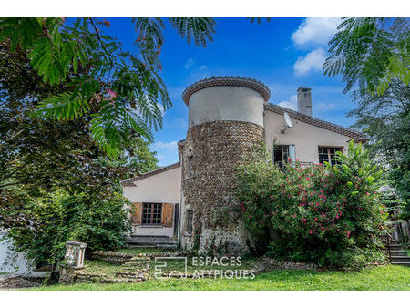 maison des années 70 avec tour sur grande parcelle de 9600m²