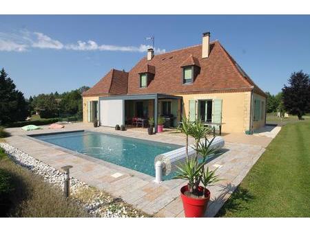 maison lumineuse  avec vue  piscine et beau terrain. a 2' des commodités et 5' de...