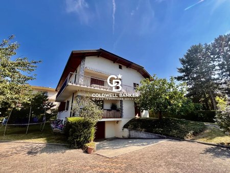 grande maison de ville divisée en 2 appartements