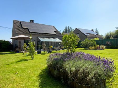 belle villa 3 chambres avec jardin et garage.