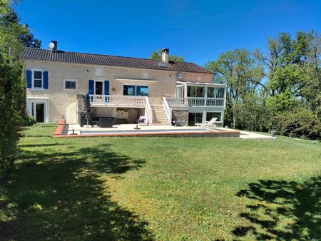 belle grande maison avec piscine et studio