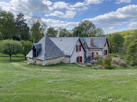 emplacement privilégié pour ce très bel ensemble en pierre en parfait état