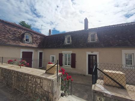 ensemble de deux maisons dans le centre du village