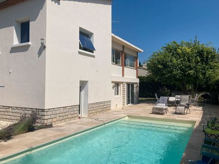 grande maison de maçon traditionnelle rénovée avec piscine