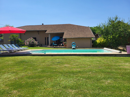 à vendre ( ain )  à vonnas  propriété de 260 m2 p 8 - piscine- garages sur 5800 m2 de terr