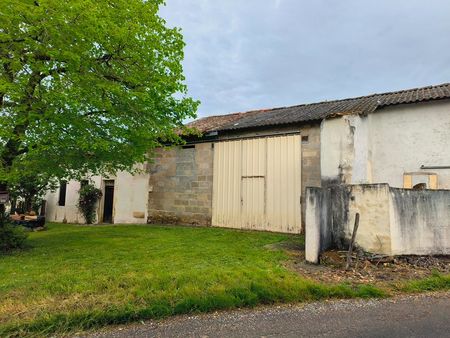 proche montendre ferme à renover avec hangar et terrain