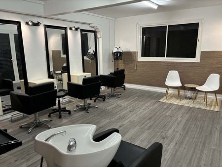 location cabine bien-être  poste manucure  sièges coiffeur en espace coworking beauté