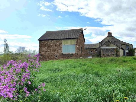 corps de ferme sur 2500m² (possibilité d’acquérir de 0 à 8 5ha de terrain)