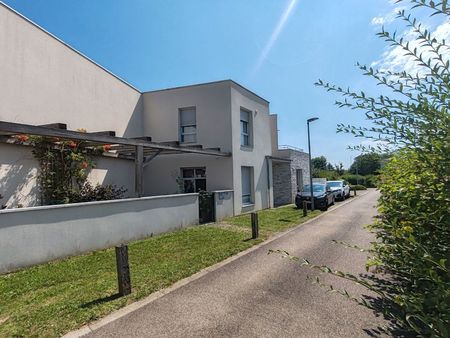 belle maison  3 chambres  deux garages  une cave et un jardin au calme à st apollinaire