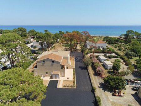 immeuble au bord de la mer  constitué de 9 appartements