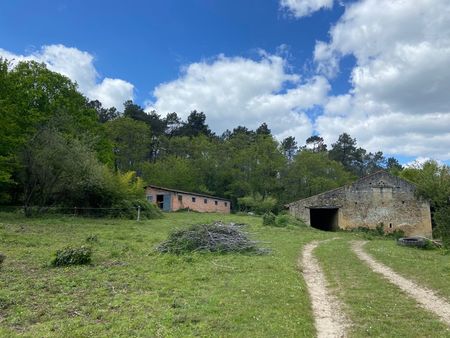 ancienne ferme en pierre a restaurer comprenant nombreuses dependances et une source sur u