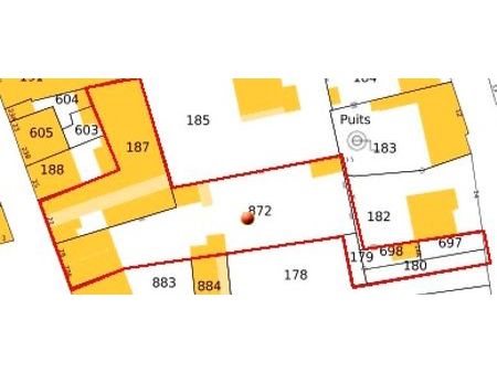 ensemble immobilier sur la place principale