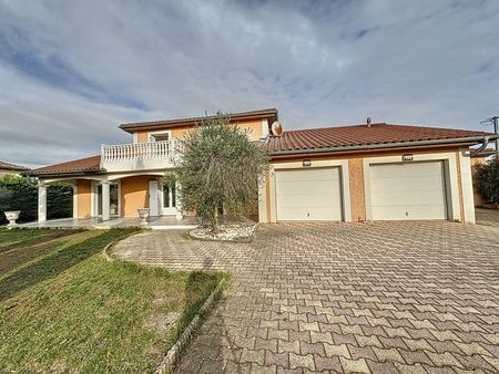 villa 6 pièces 170 m2  1044 m2  au calme