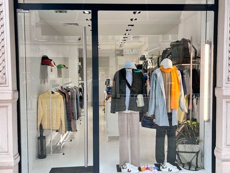 boutique entièrement rénovée rue piétonne