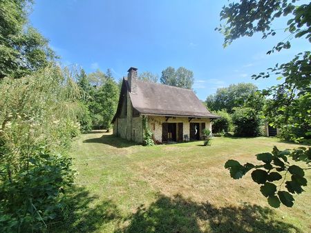 maison en pierre sur terrain calme et arboré