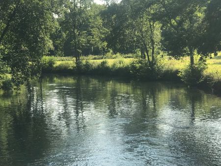 terrains de loisir au bord de rivière