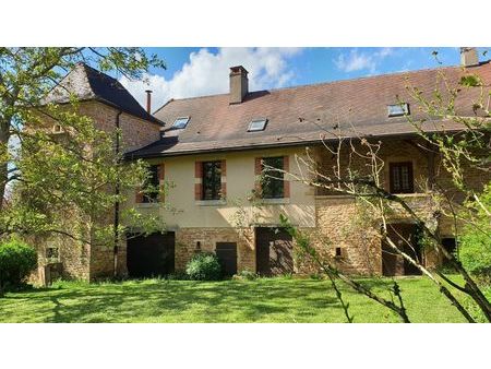 maison de caractère avec dépendances. beau jardin