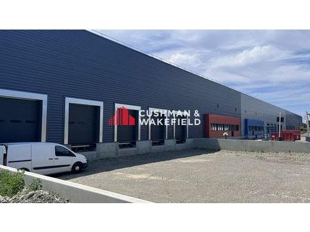 local logistique 6 700 m²