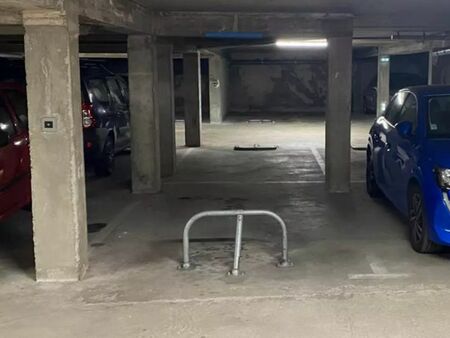 place parking sous terrain sécurisé