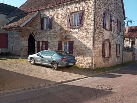 maison de village traditionnelle en pierre de pays