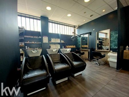 beau salon de coiffure 6 postes - 64 m2 proche monplaisir