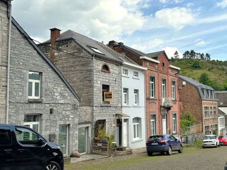 maison avec cour dans une zone touristique