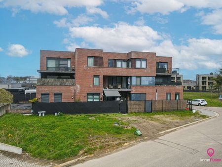 lichtrijk appartement met inbouwkasten en ruim terras!