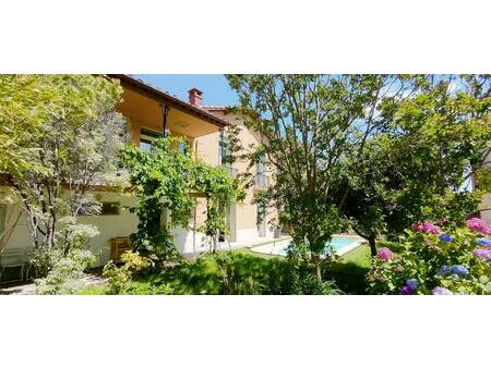 maison de ville avec piscine  jardin et garages