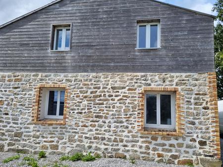 une belle maison de famille avec hangar