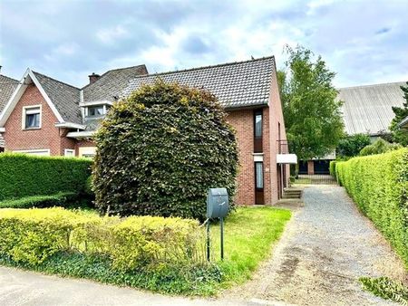 chouette maison avec grand jardin + 2 garages!