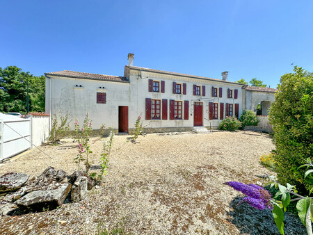 maison de village avec 3 chambres  jardin et garage. boulangerie et bar à 150m.