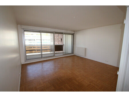 paris 15eme. rue lecourbe. grand 3 pieces 83m² +terrasse de 11m²+ cave et parking. a louer