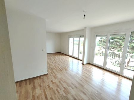 plein sud - 1er etage -t5 à louer de111 4m² avec balcon de 4 5m² et 2 parkings privés. mer