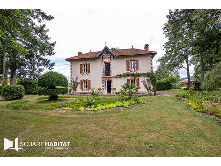 maison ancienne rénovée avec terrain et gîte à terminer.