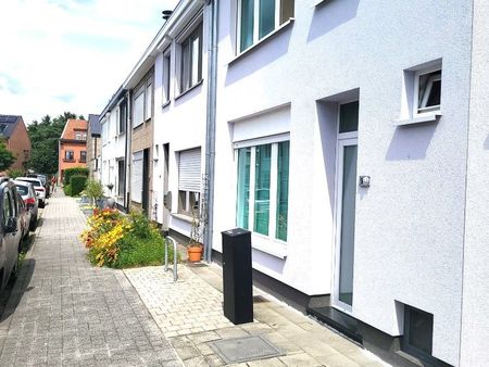 verzorgde rijwoning ...gelegen tussen mechelen en hofstade.