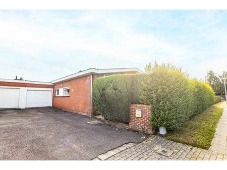 te moderniseren bungalow met 4 slaapkamers en garage.