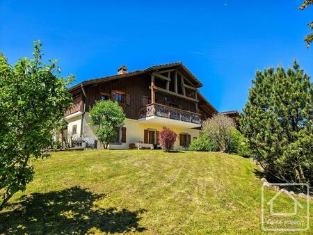 une belle ferme reconvertie avec de superbes jardins et plus de 20 000 m² de terrain