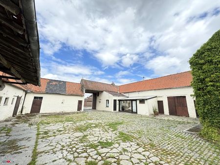 ferme avec hangar et prairie