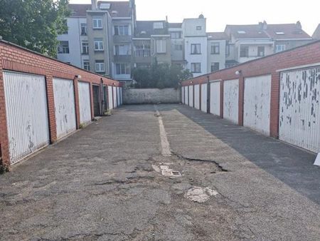 9 box garages à vendre en bloc