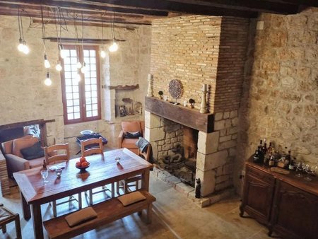 maison magnifiquement restaurée au cœur du village pittoresque de lauzerte