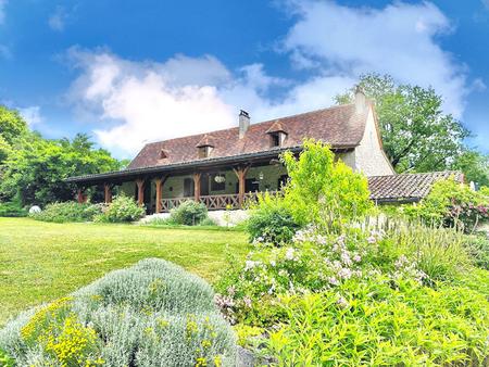 périgourdine avec deux gîtes et 8 hectares de terrain