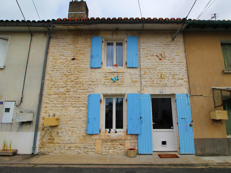 petite maison en pierre à distance de marche des commodités  avec jardin et garage  prix à