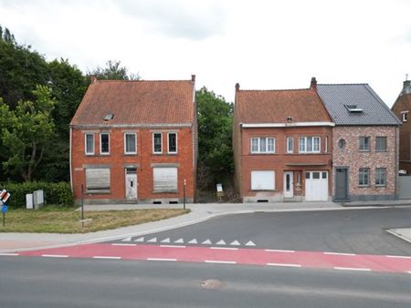 maison à rénover avec 4 chambres sur 496 m²